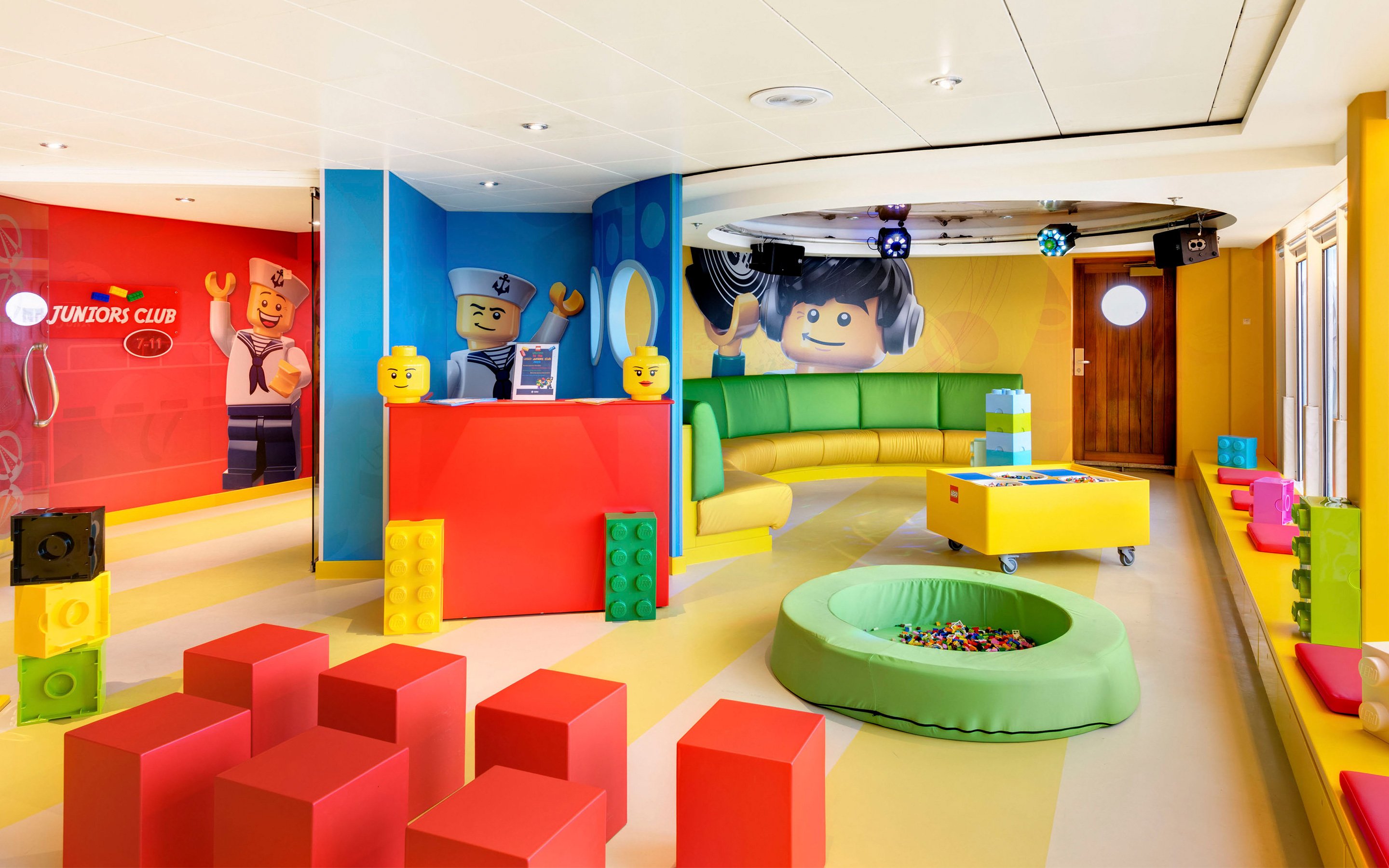 MSC Sinfonia Public Area Family Kids 01